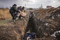 Na Ukrajine exhumujú narýchlo pochované telá: Príbeh o matke, ktorý vám roztrhá srdce na kúsky