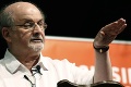 Rushdieho rodine sa uľavilo, spisovateľa odpojili od ventilátora: Stále je však v kritickom stave