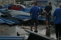 Šialená búrka v Dubnici nad Váhom: Toto sú zábery skazy! Strhnutá strecha zo závodov a sledujte to video