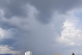 Šialená búrka v Dubnici nad Váhom: Toto sú zábery skazy! Strhnutá strecha zo závodov a sledujte to video