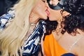 Navždy mladá?! Madonna opäť provokuje: Vášnivé francuzáky hneď s dvomi kráskami