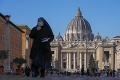 Klimatickí aktivisti sa prilepili k jednej z najznámejších sôch vo Vatikáne: S týmto vyjadrili nesúhlas!