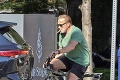 Terminátor Schwarzenegger je aj v 75 rokoch frajer: Jazda na bicykli s cigarou v ústach!