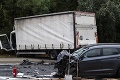 Hrozivá nehoda v Bratislave: Na Gagarinovej ulici sa zrazili autá s kamiónom, hlásia ranených