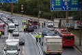 Hrozivá nehoda v Bratislave: Na Gagarinovej ulici sa zrazili autá s kamiónom, hlásia ranených