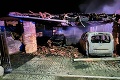 Nočný požiar v pri rodinnom dome postavil hasičov na nohy: Bolestivý pohľad na zničené miesto