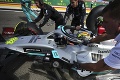 Nahnevaný Alonso po zrážke zúril: Hamilton je idiot!