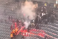 Zbesilá bitka fanúšikov počas derby! V sektore lietali päste, ale aj pyrotechnika