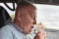 Starček ochutnal svoj prvý cheeseburger až v 86 rokoch: Jeho reakcia je na nezaplatenie