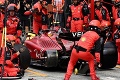 Toto sa len tak nevidí: Mechanici Ferrari vyrobili v pretekoch F1 poriadny trapas