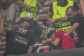 Nechutná predohra zápasu v Nice: Lietali svetlice aj stoličky