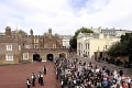 Vyhlásenie o nástupe kráľa Karola III. čítali z balkóna: Ceremónie sa zúčastnili davy ľudí