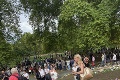 Londýn plače za nebohou kráľovnou († 96): Zábery z Green Parku vás dojmú! Krásne, čo ľudia nechávajú v uliciach
