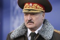 Bieloruský prezident v teplákovej súprave a so sekerou v ruke: V televízii dal Európe veľký sľub