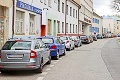 Vodiči v Bratislave často ignorujú oranžové nálepky na autách: Za nezaplatenie pokuty exekúcia!