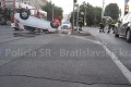 Rušné ráno na bratislavskom nábreží: Podgurážený akrobat skončil s autom na streche v električkovom koľajisku!
