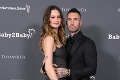 Neverník Adam Levine z kapely Maroon 5: Tehotnú manželku podvádzal s piatimi ženami!