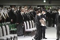 V Tokiu sa začal pohreb zavraždeného expremiéra Abeho: Tisícky smútiacich hostí aj bojkot