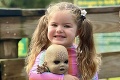 Dievčatko má bábiku, ktorá každého zaujme: Keď ju ľudia uvidia, prežehnávajú sa