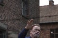 Schwarzenegger pri návšteve Osvienčimu otvorene priznal: Som synom nacistu
