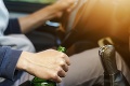 Vodiči, pozor na zostatkový alkohol! Aké sú mýty a pravda? Po akom čase už nenafúkate