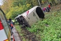 Vyšetrovanie nehody prevráteného autobusu pri Leviciach: Nafúkal vodič a ako sa nehoda stala?!