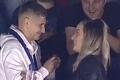 Romantika, aká sa len tak nevidí: Šťastný pár sa zasnúbil počas zápasu NHL v Prahe