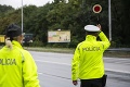 Na cestách opäť úradoval alkohol: Policajti takmer odpadli, keď dali vodičovi fúkať! To musí byť rekord