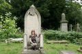 Žena je posadnutá smrťou: Hroby len obdivovala, no teraz... Šialené, kam až jej záľuba zašla