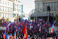 Na Václavskom námestí protestujú tisíce ľudí: Ľúbime ťa, Slovensko, ozývalo sa ulicami Prahy