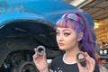 Muži ju šikanujú, pretože je automechanička: Mladej žene sa vyhrážajú smrťou! Cítia sa byť ohrození?