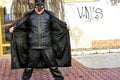 Ulice Komárna má pod palcom Spiderman: Záhadný muž v prevleku prelomil mlčanie