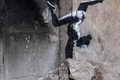 Na Ukrajine sa objavili diela typické pre známeho umelca Banksyho: Jedna maľba mala zosmiešniť samotného Putina