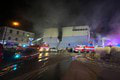 V českom Benešove horí obchodný dom, vyhlásili najvyšší stupeň poplachu