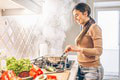 Varenie vás môže vyjsť draho, no v kuchyni sa dá i ušetriť: 14 tipov, ktoré znížia váš účet za energie