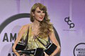 American Music Awards pozná svoju kráľovnú, o sexi outfity nebola núdza: Odhalený zadok aj prsia von