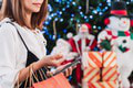 Európski maloobchodníci sa pripravujú na chudobnejšie Vianoce