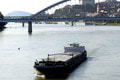 Konečne sa to podarilo: Nákladná loď už nie je väznená na Dunaji! Bratislavčania jej nepomohli