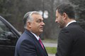 V Košiciach sa zišli premiéri V4: Heger daroval Orbánovi slovenský šál! Jeho reakciu musíte vidieť