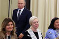 Putin sa stretol s matkami vojakov, odzneli však len jeho slová: Drsná kritika jednej z nepozvaných mám!