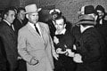 Nová kniha o atentátnikovi Lee Harvey Oswaldovi: Kennedyho zabil, lebo ho podvádzala žena!