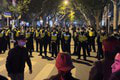 Protesty na ukončenie prísnych opatrení sa v Šanghaji vymkli spod kontroly: Šokujúce, čo tvrdí BBC