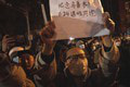 Čína podľahla masívnym protestom: V niektorých mestách zmiernili proticovidové opatrenia