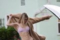 Sexi modelka rozpálila ulice Los Angeles: Vystúpila z auta a... Veď je takmer nahá! Stačí jeden pohyb a ukáže všetko