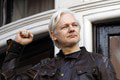 Stoja za ním tí najslinejší: Čo je veľa, to je veľa! Kto obhajuje slobodu zakladateľa WikiLeaks Assangea?