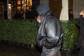 Kanye West opäť raz mimo vkusu: Vypchávky na ramenách, pohľad na nohy je ešte horší