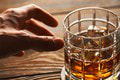 Pitie alkoholu počas užívania antibiotík? Lekári radia: Kedy je to už bezpečné a kedy sa vystavujete riziku