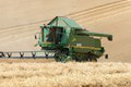 Nazastavila ich ani vojna: Rusi zozbierali na Ukrajine pšenicu v hodnote miliardy dolárov
