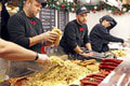 Známy šéfkuchár vyskúšal pochúťky na vianočných trhoch v Bratislave: Týchto 5 jedál si dajte!