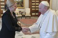 Prezidentka Čaputová sa stretla s pápežom Františkom: Pozrite, aké dary si navzájom vymenili